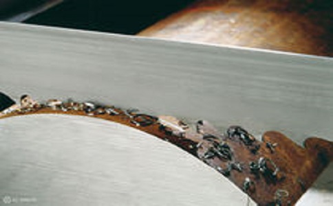 带锯床线速度设定过高，为什么会导致带锯条齿尖发热加速锯条的磨损？